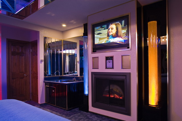 Flat screen TV, AM/FM stereo, fireplace and bubble column lights