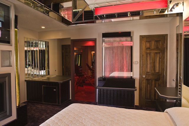 Wet bar, love machine room, bubble panel lights and king sized bed
